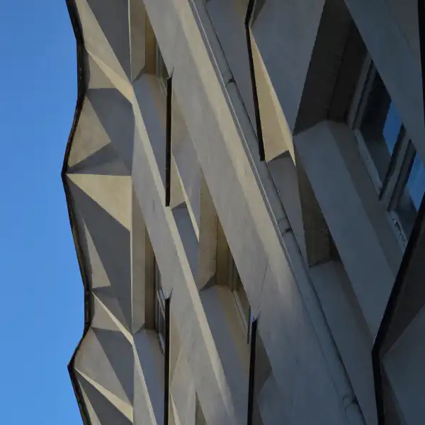 Kubistická architektura s geometrickými tvary na fasádě budovy.