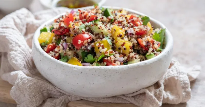 Chutná salátová quinoa s rajčaty, okurkami a paprikou