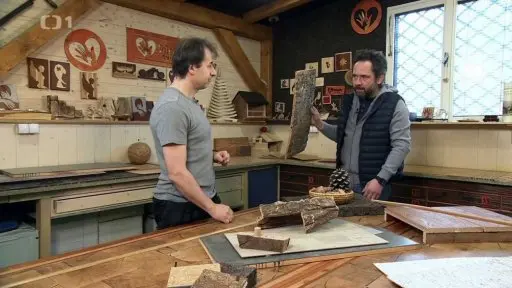 Muži zkoumají vzorky korku v dílně pro zpracování stavebního materiálu.
