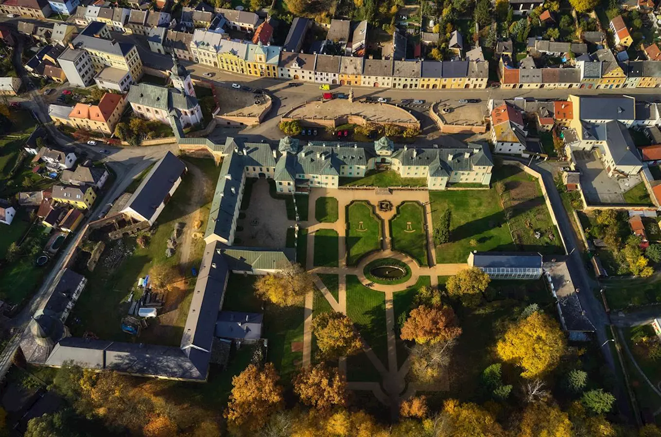 Letadlový pohled na hrad v Mětníku s parkem a městem.