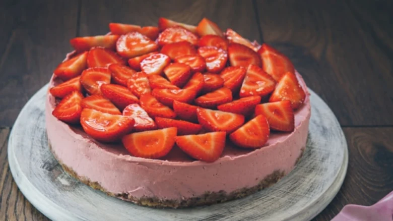 Strawberry cheesecake s vrstvou čerstvých jahod.