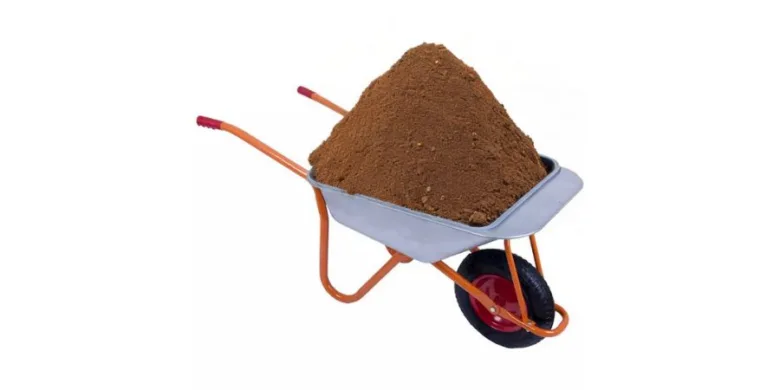 Kolo s koňským hnůjem v kbelíku.