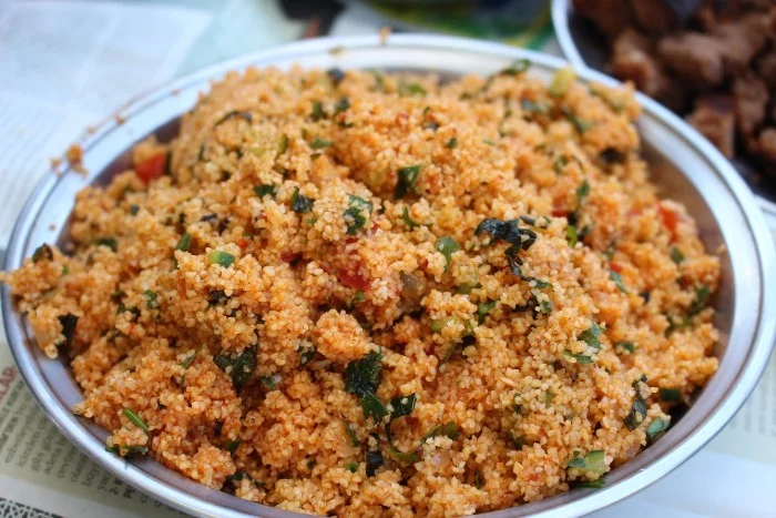 Chutný bezmasý bulgur s bylinkami a zeleninou v miskě