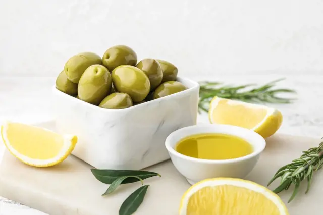 Zelené olivy s citronem a olivovým olejem