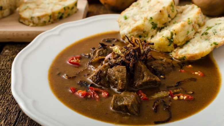 Český guláš s cibulí a chilli na talíři