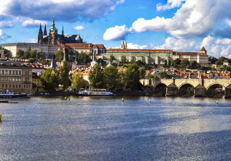 Pražský hrad a Karlův most nad řekou Vltavou