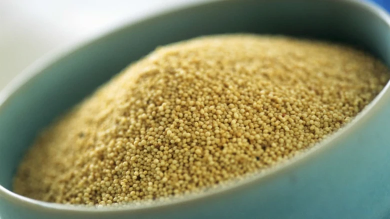 Sušená quinoa v modré miskě
