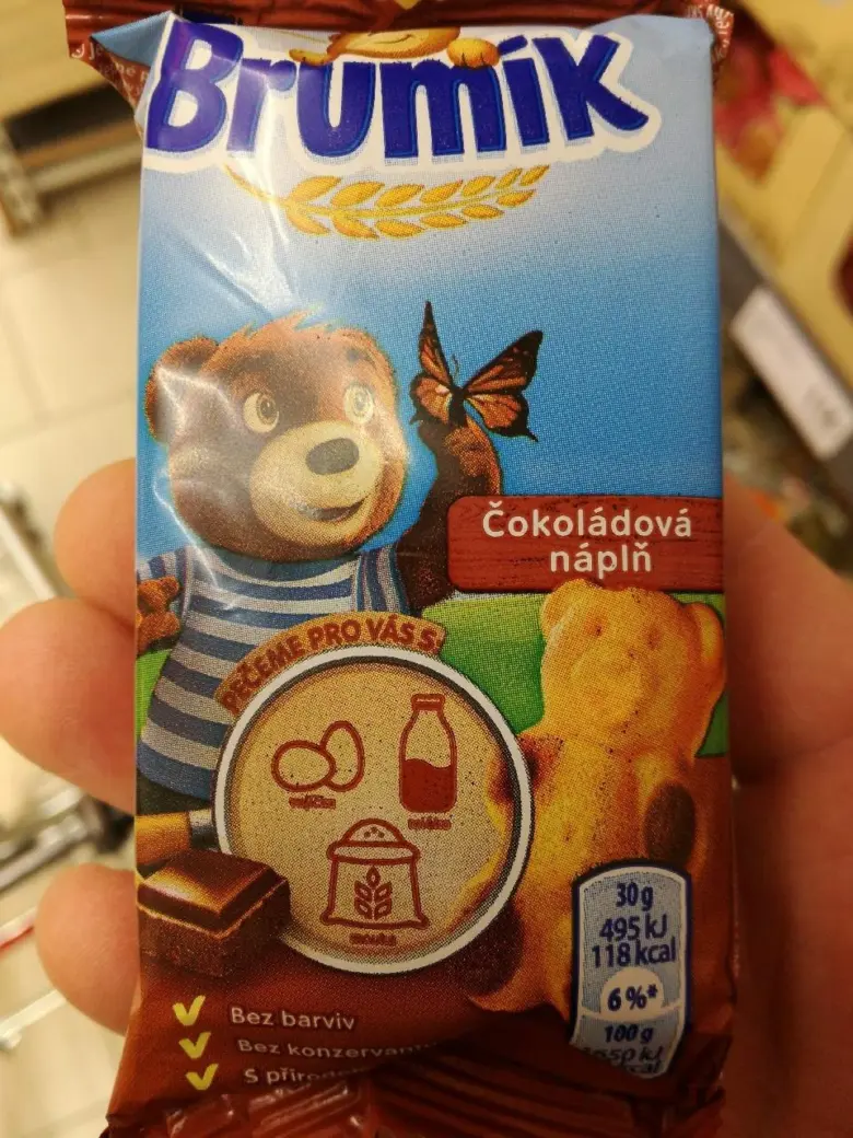 Balíček svačinky Brumík s čokoládovou náplní v ruce.