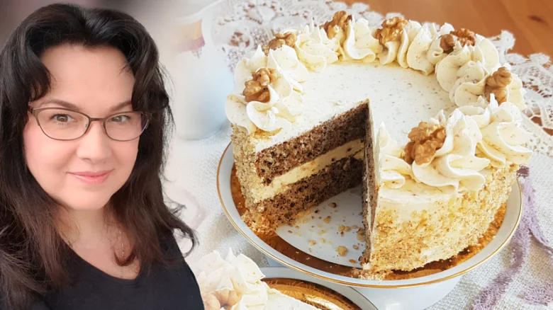 Luxusní ořechový dort s bílou polevou a oříšky