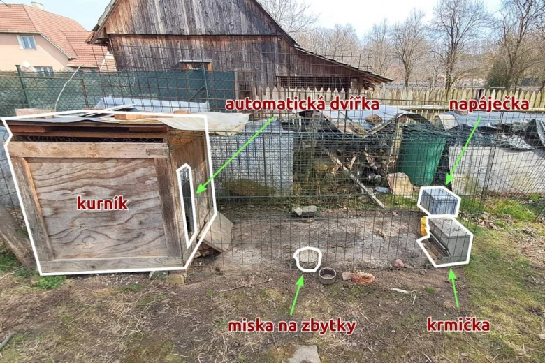 Hotový dřevěný kurník s krmičkou a napáječkou.
