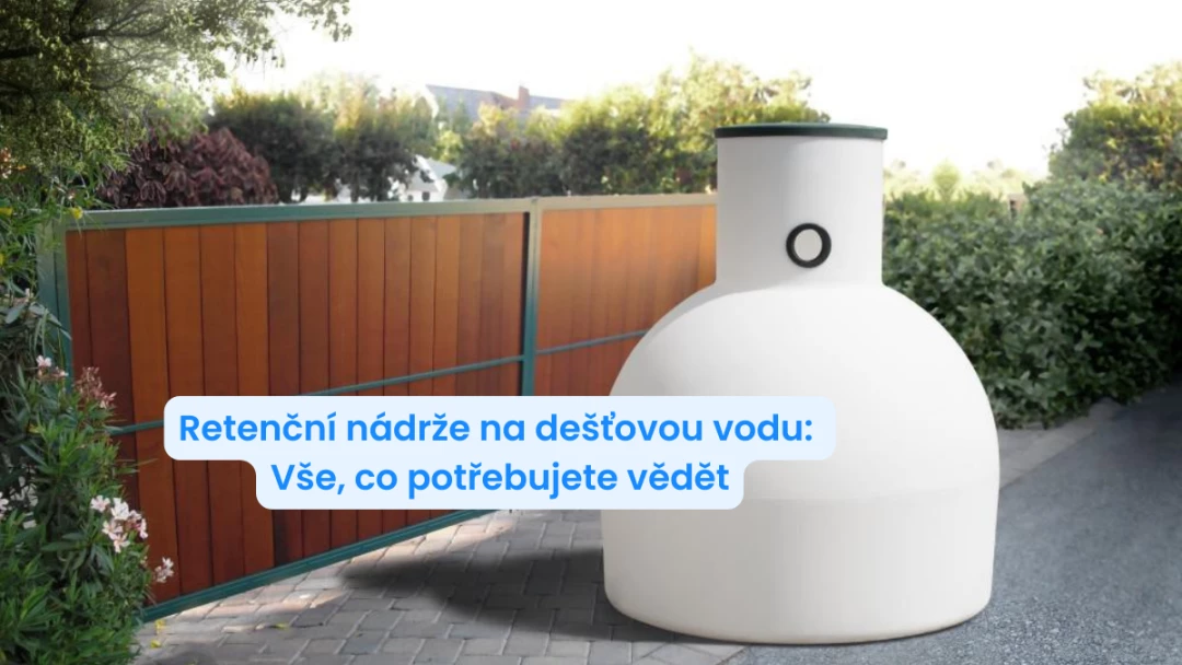Bílá nádrž na dešťovou vodu venku u plotu.