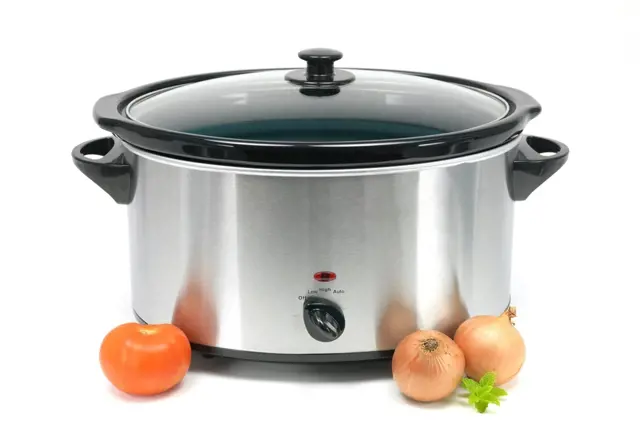 Pomalý hrnec s čerstvými ingrediencemi pro kuře