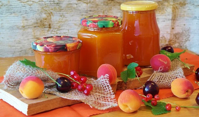 Dokonalý výsledek: sklenice s domácí marmeládou z meruněk.