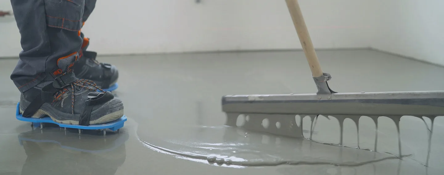 Floor screed trowel in use