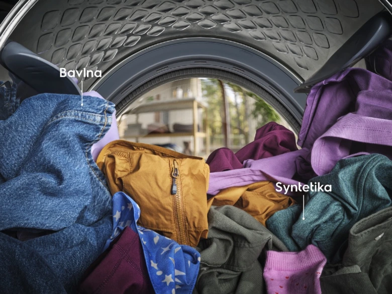 Sušička s oblečením označeným bavlna a syntetika