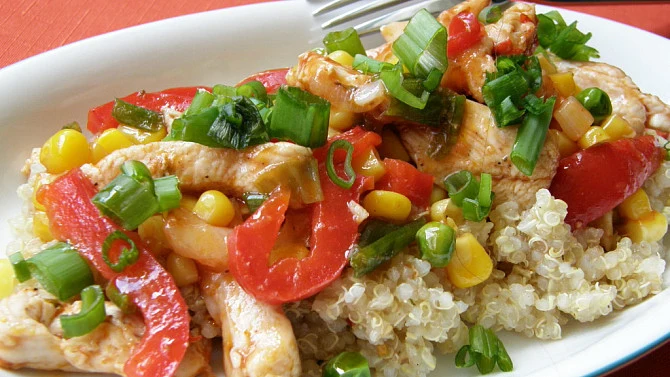 Quinoa s kuřecím masem, paprikou a kukuřicí