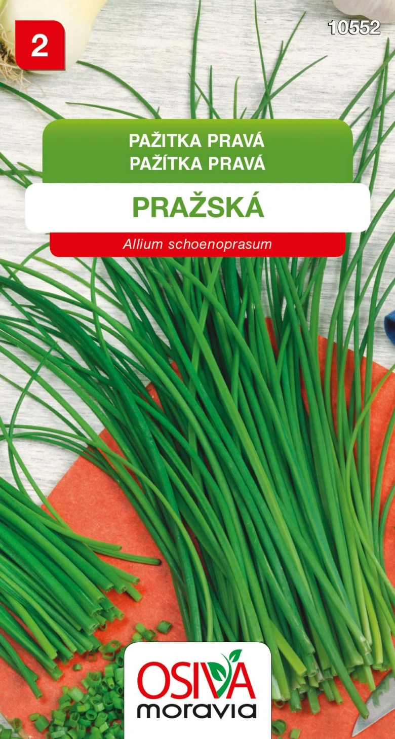 Čerstvá pažitka na dřevěném povrchu s českým textem.