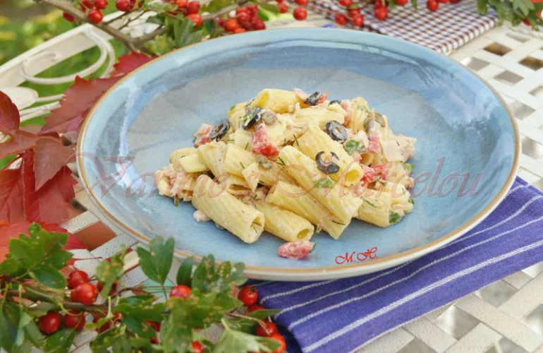 Pasta salát s omáčkou na modrém talíři