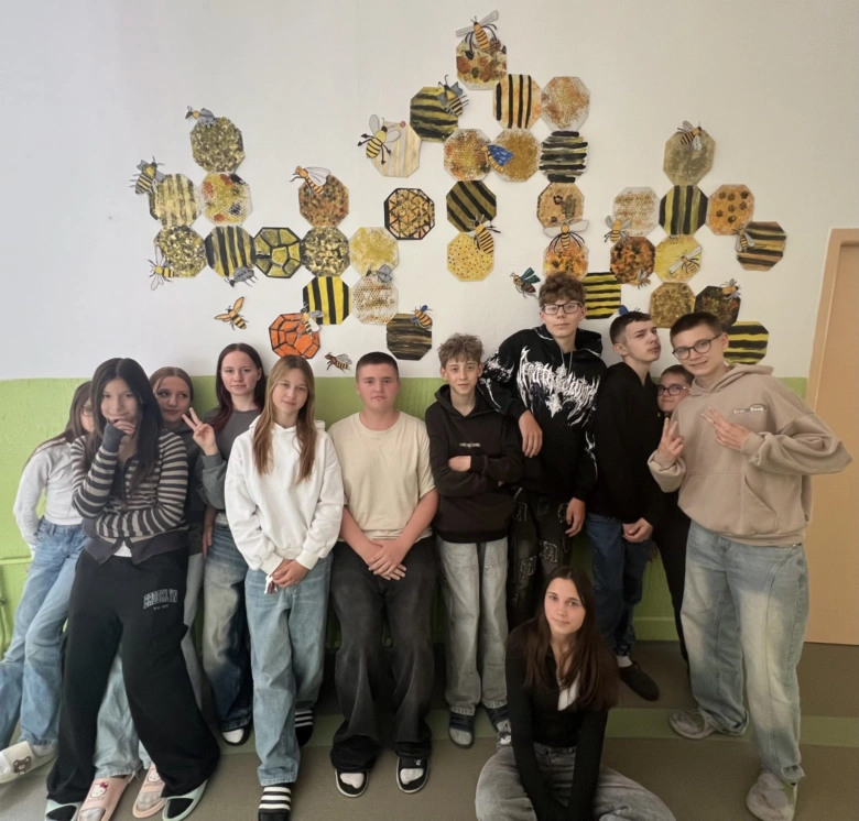 Skupina studentů před výzdobou s včelami pro den včel.