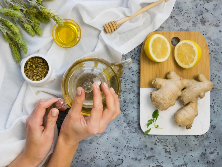Přírodní prostředky proti zánětu: ingwer, citron, med.