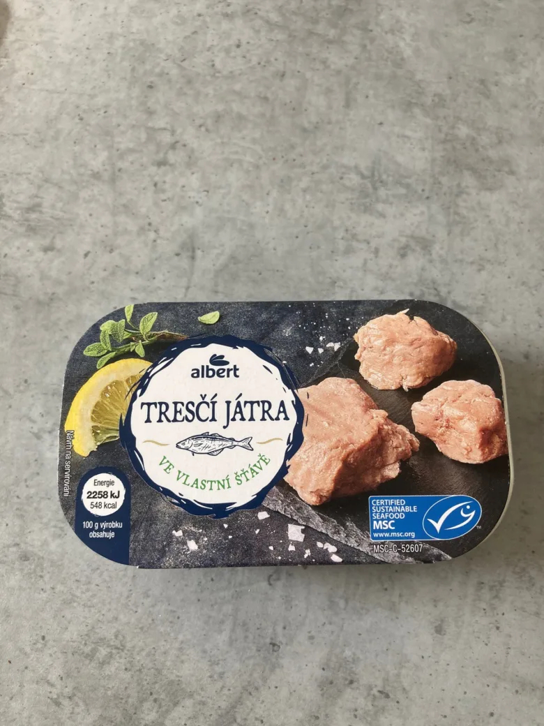 Balíček tresčích jater značky Albert na šedém pozadí.