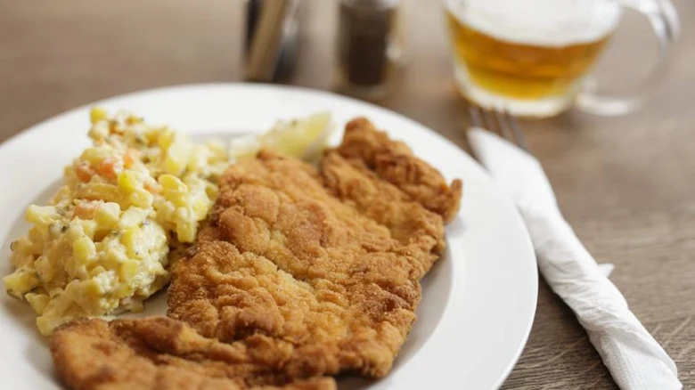 Připravené řízky s bramborovým salátem a pivem