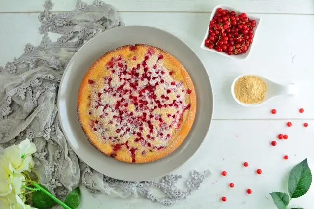 Hotový recept na hrníčkovou bublaninu s rybízem.