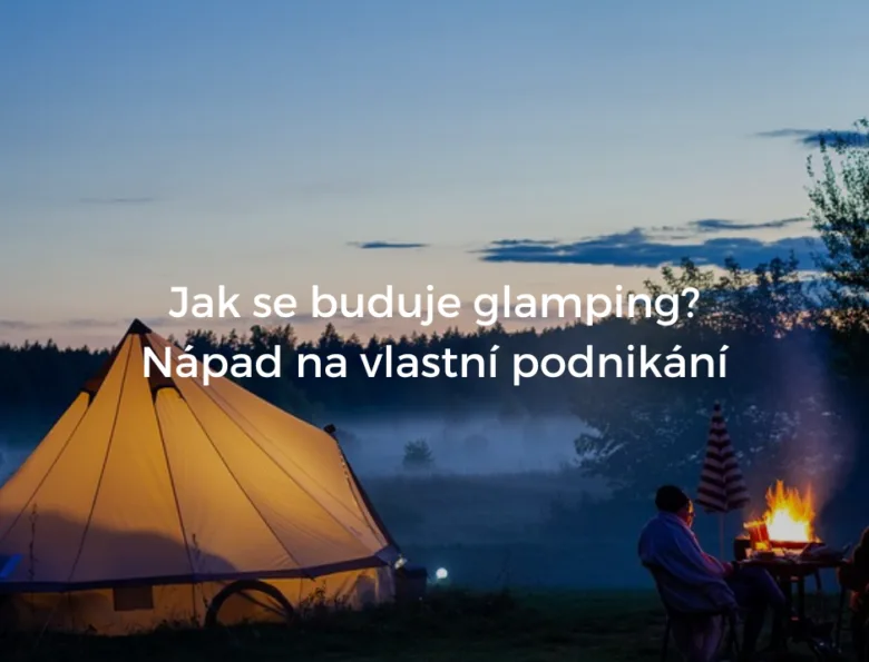 Glamping v přírodě s ohněm a stanu na večer.