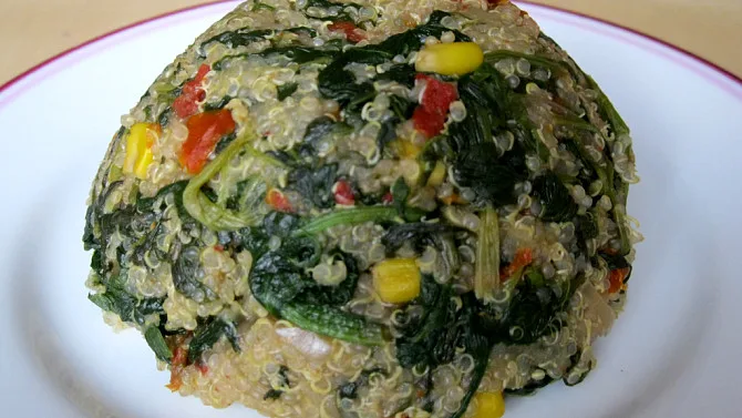 Quinoa s špenátem a zeleninou na talíři