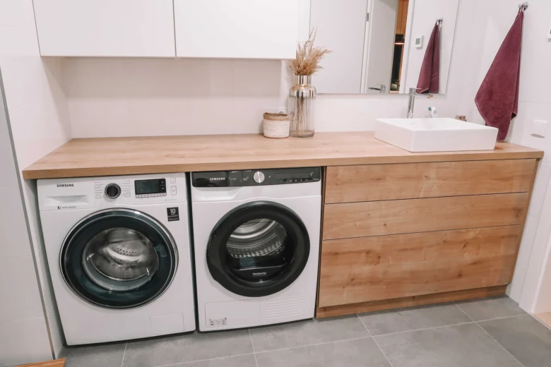 Technická místnost s pračkou a umyvadlem v moderním designu