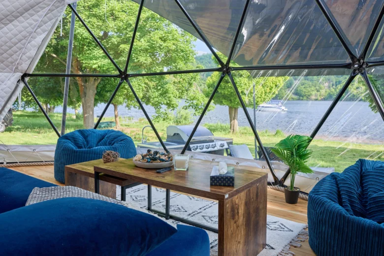 Glamping v kupole s výhledem na jezero