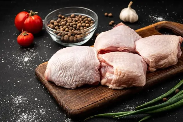 Surová kuřecí stehna s kořením pro recept na papriku.