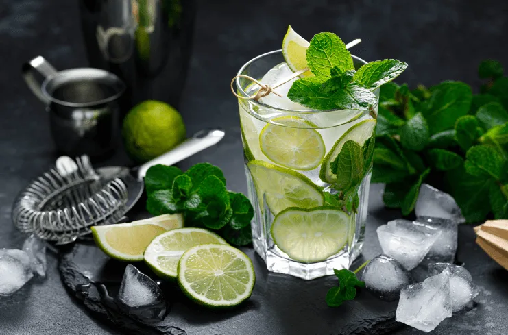 Osvěžující koktejl Mojito s limetkou a mátou.