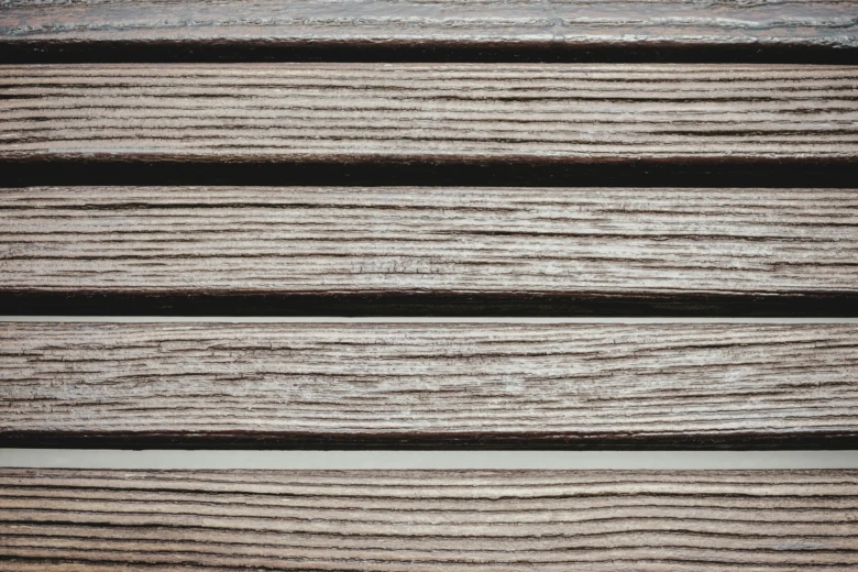 Dřevěná terasa s viditelnými prkny na svahu