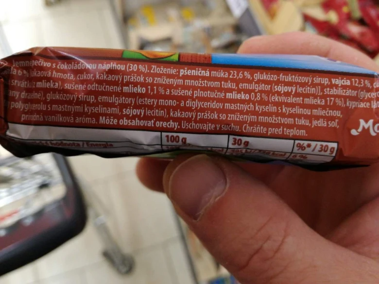 Balíček čokoládového sušenku s složením a výživovými údaji v češtině.