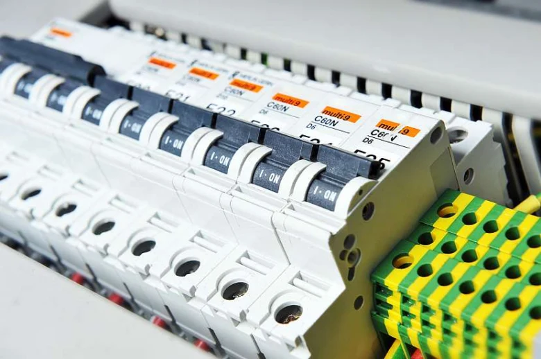 Pojistky v rozvaděči pro domácí elektrickou instalaci