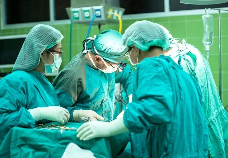 Lékaři provádějí operaci v operační sále.