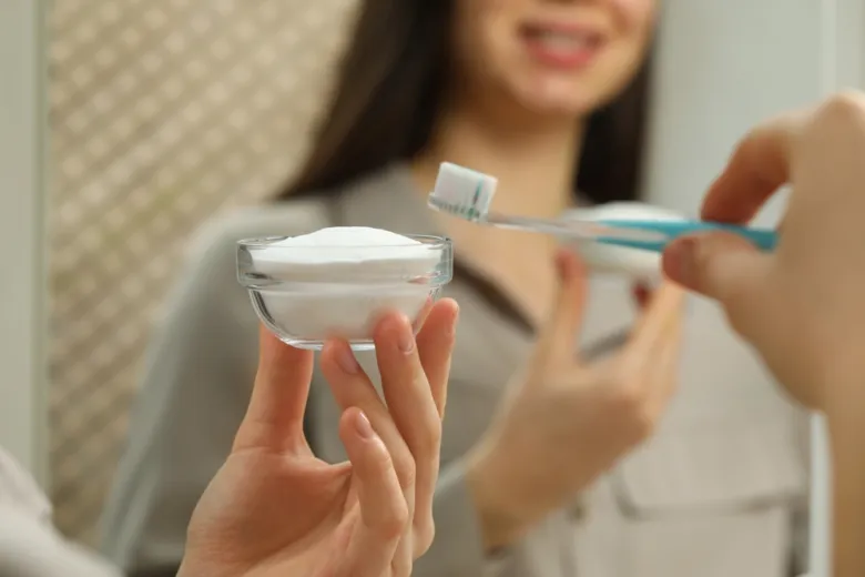 Baking soda v misce při čištění zubů