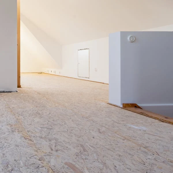 Instalace podlahy z OSB desek v prvním kroku