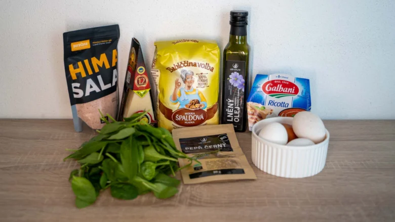 Ingredience pro jednoduché ravigoly: špenát, vejce, sýr.