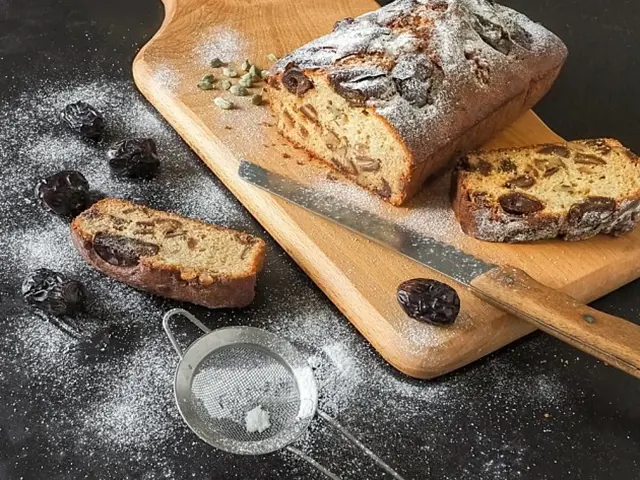 Biskupský chlebíček s rozinkami posypaný moučkovým cukrem.