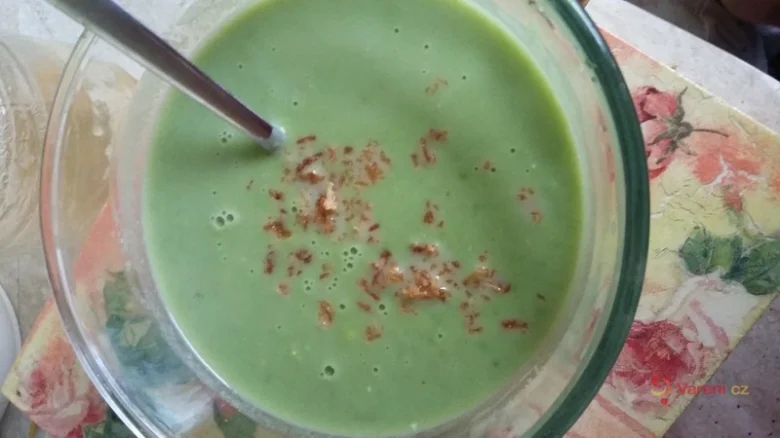 Zelená hrášková polévka v misce s přelivem