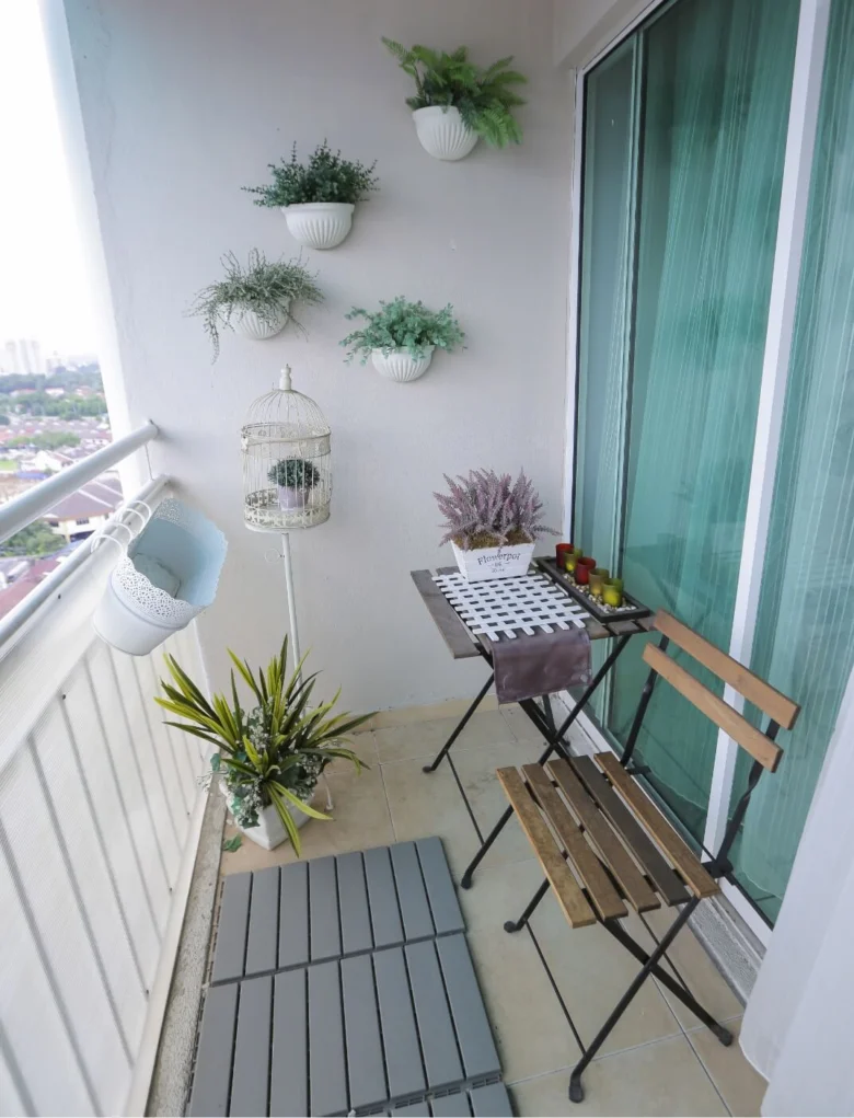 Malý balkon s rostlinami a nábytkem pro inspiraci.