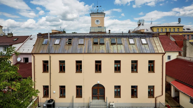 Mansardová střecha s lucernami na historické budově.