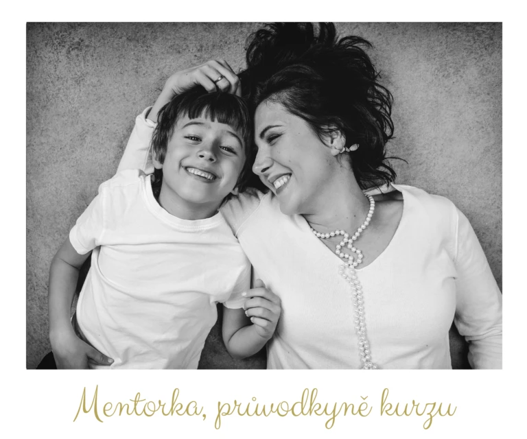 Matka s dítětem leží na zádech, usmívají se do kamery.