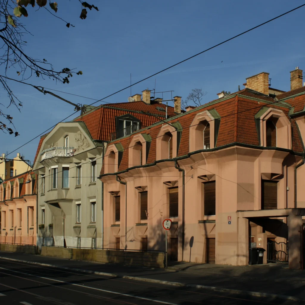 Český kubismus: geometrické fasády a asymetrické okna.
