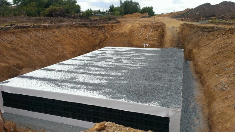 Instalace modulu pro retenci dešťové vody v zemině.
