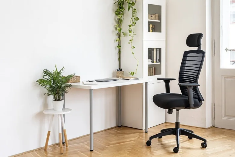 Moderní bílá pracovní stůl s ergonomickým křeslem.