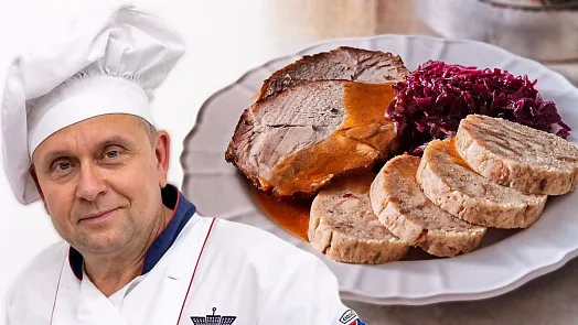 Kuchař s karlovarským knedlíkem pohrlíchem na talíři.