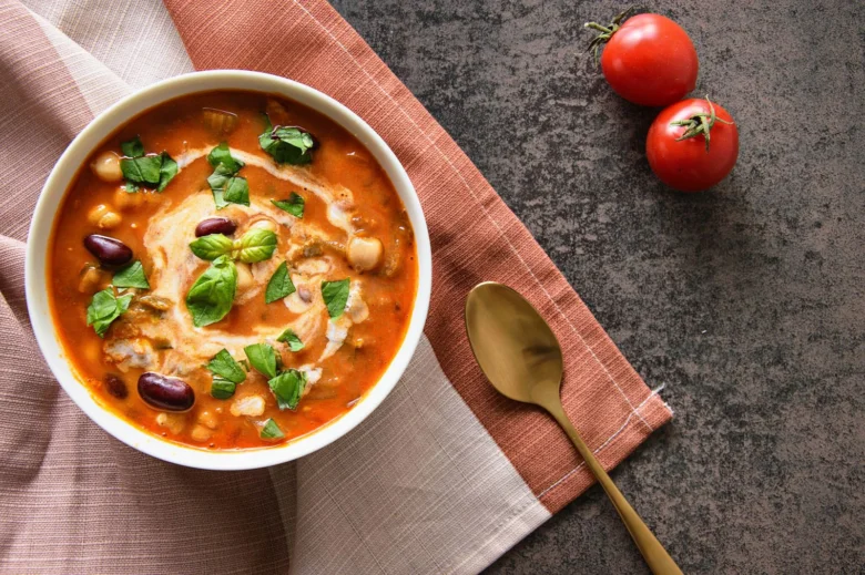 Mísa s červenou zeleninovou polévkou z fazolí pro dietní večeři.
